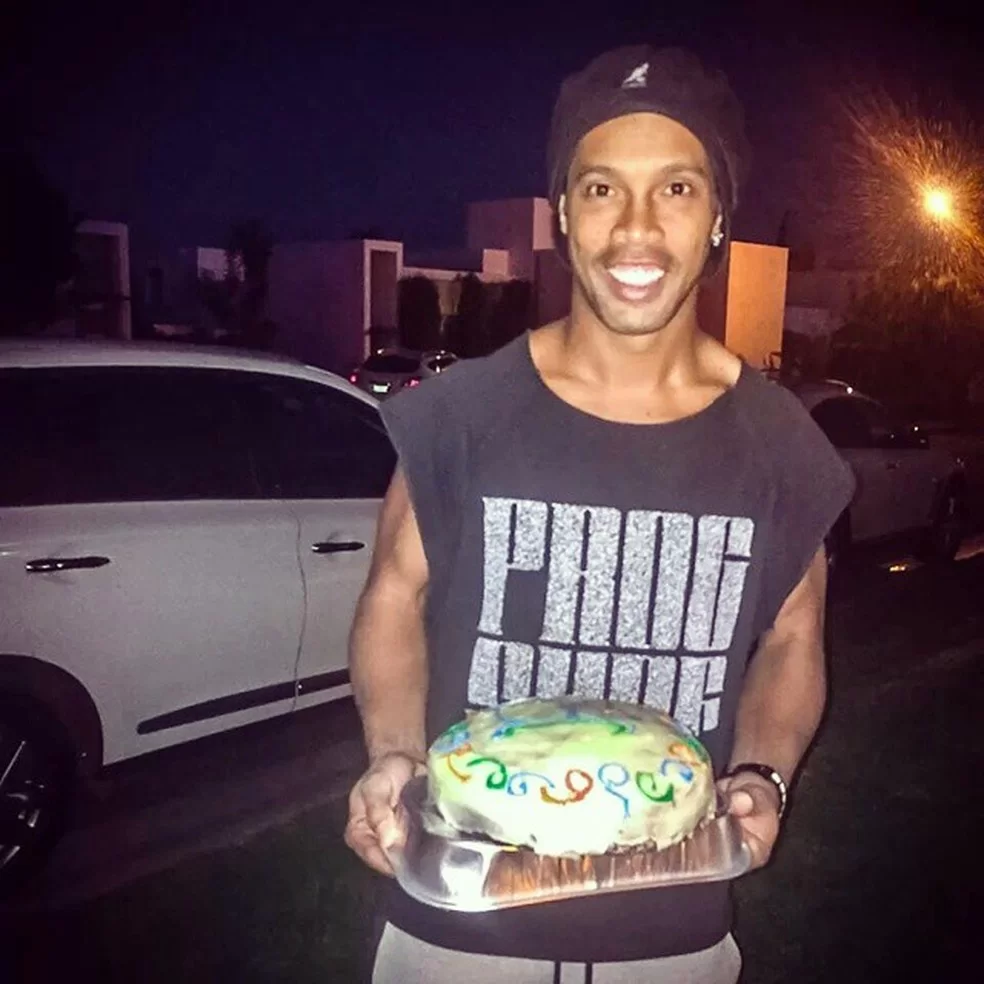 Ronaldinho com o bolo