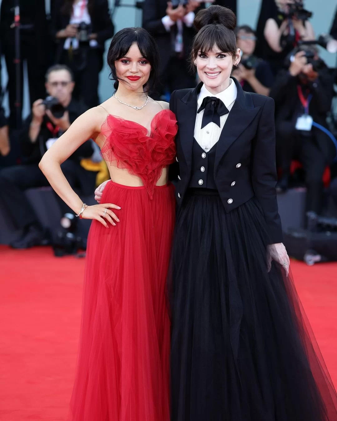 Jenna Ortega e Winona Ryder no Festival de Cinema de Veneza 2024 (Foto: reprodução/Instagram/@voguebrasil) Lorena Bueri