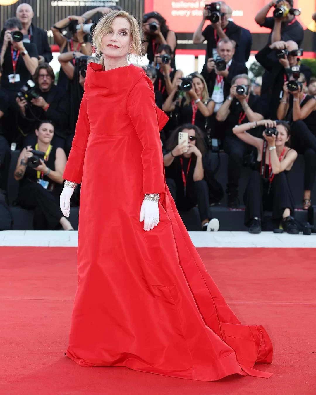 Isabelle Huppert no Festival de Cinema de Veneza 2024 (Foto: reprodução/Instagram/@voguebrasil) Lorena Bueri