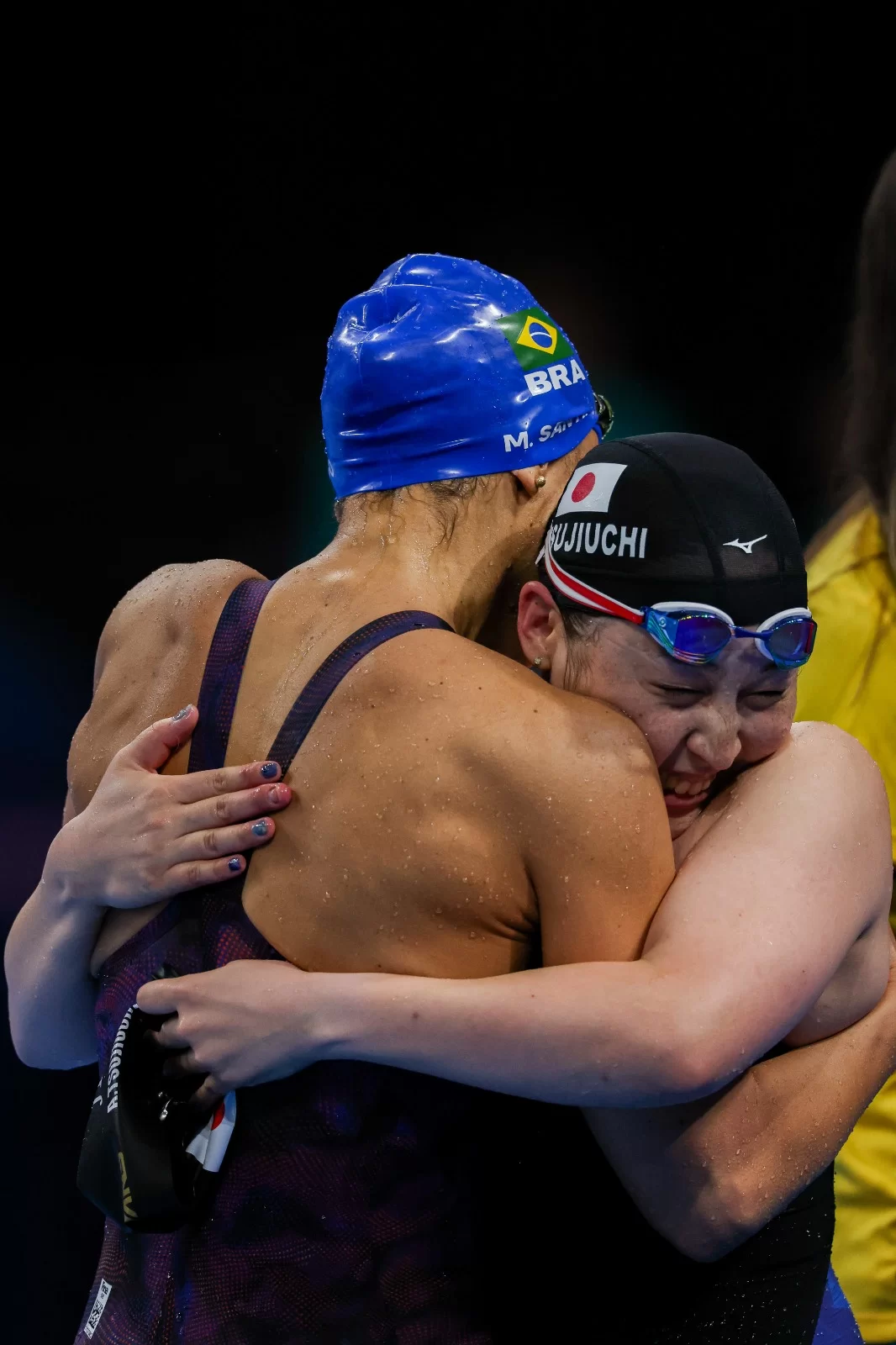 Abraço entre Carol Santiago e Ayano Tsujiuchi