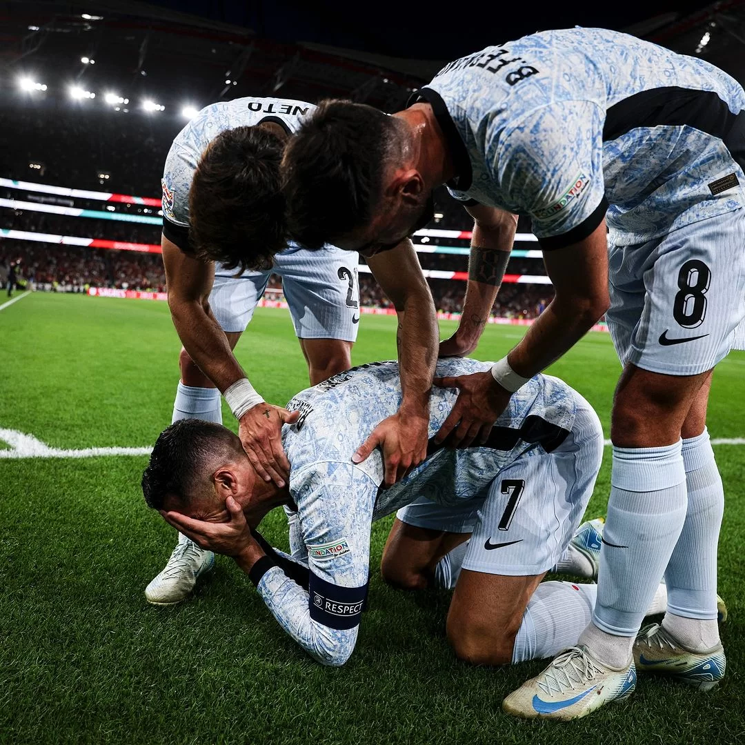 O português ajoelhado no gramado emocionado com o feito (Foto: reprodução/Instagram/@cristiano) Lorena Bueri