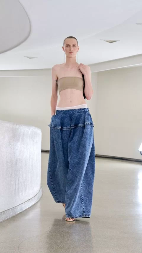 Tampilan dari koleksi baru Alaïa dengan atasan bandeau (Foto: reproduksi/Instagram/@maisonalaia) Lorena Bueri