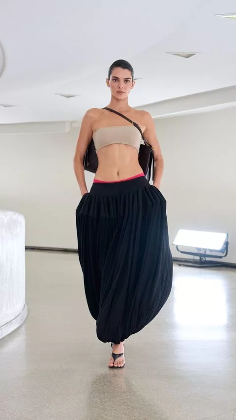 Tampilan dari koleksi baru Alaïa dengan atasan bandeau (Foto: reproduksi/Instagram/@maisonalaia) Lorena Bueri