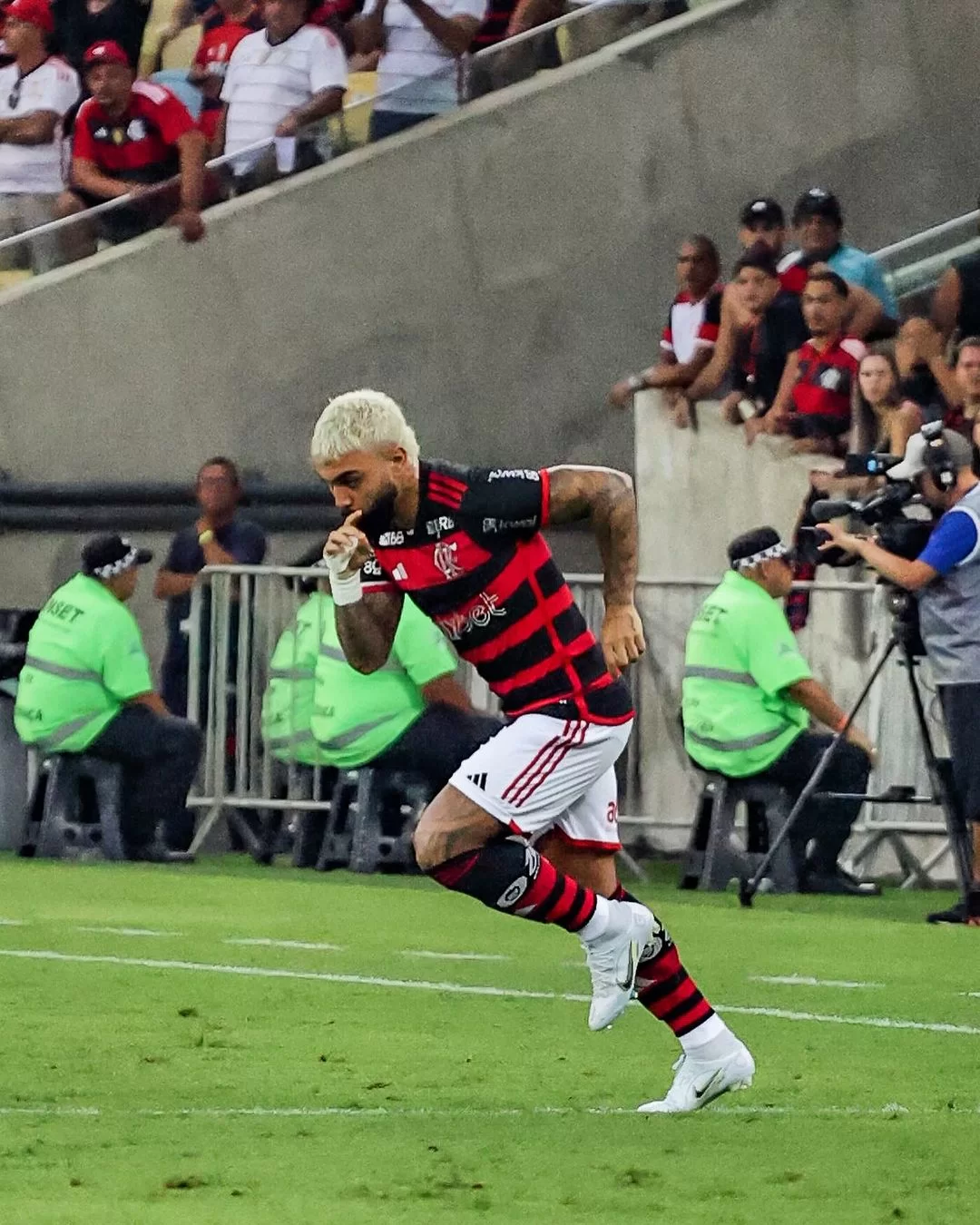 Gabigol entrando em campo