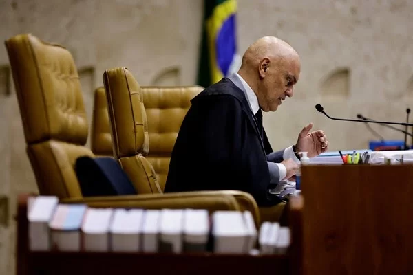 Ministro Alexandre de Moraes ordena congelamento de contas, além de bloqueio