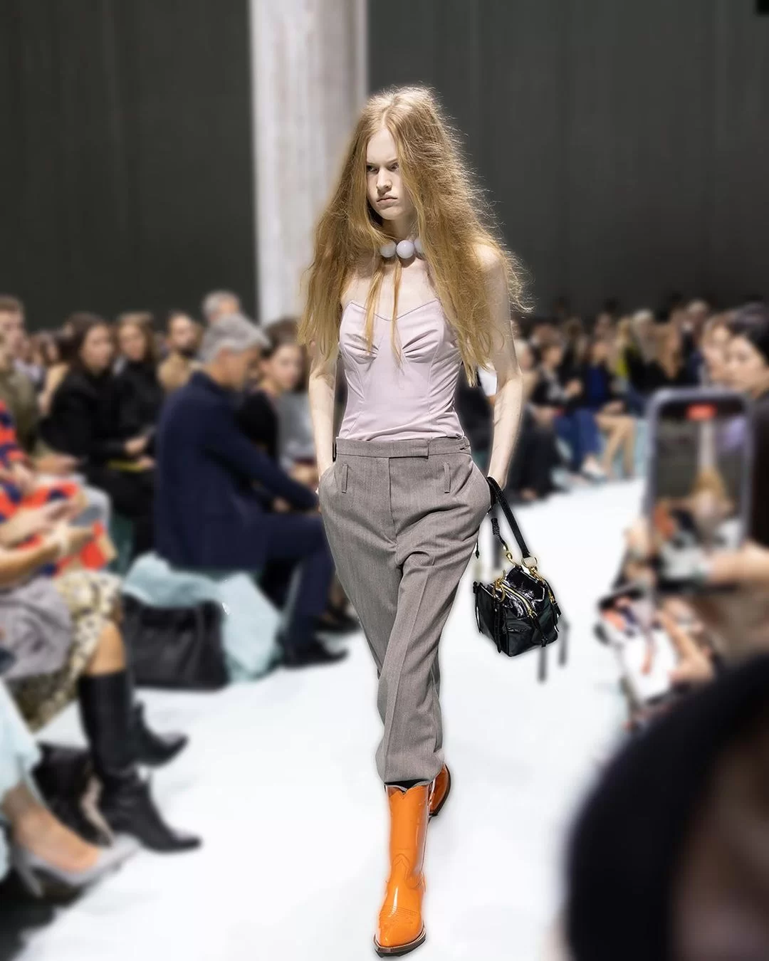 Cabelo com frizz ganha destaque na passarela em Milão (Foto: reprodução/Instagram/@prada) Lorena Bueri