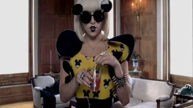 Lady Gaga no clipe Paparazzi