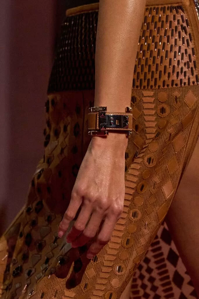 Aksesori dari koleksi baru Hermès musim semi/musim panas 2025 (Foto: reproduksi/Fashion Network) Lorena Bueri