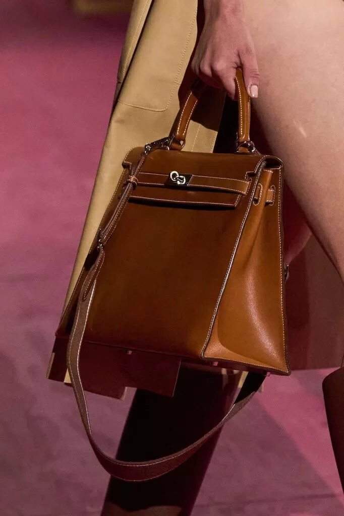 Aksesori dari koleksi baru Hermès musim semi/musim panas 2025 (Foto: reproduksi/Fashion Network) Lorena Bueri