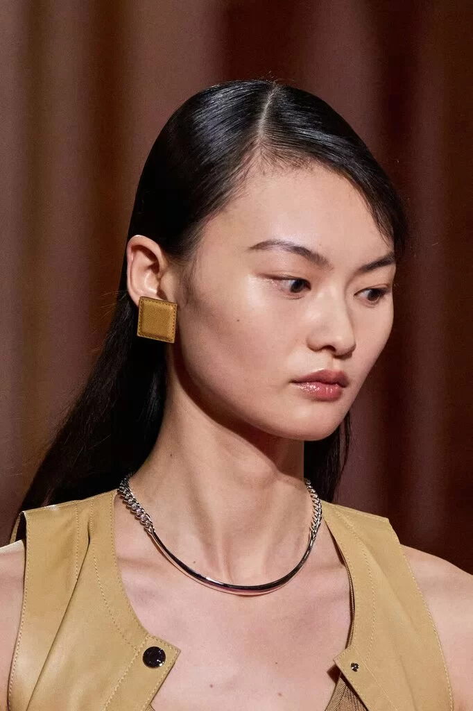 Aksesori dari koleksi baru Hermès musim semi/musim panas 2025 (Foto: reproduksi/Fashion Network) Lorena Bueri