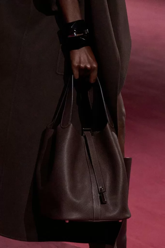 Aksesori dari koleksi baru Hermès musim semi/musim panas 2025 (Foto: reproduksi/Fashion Network) Lorena Bueri