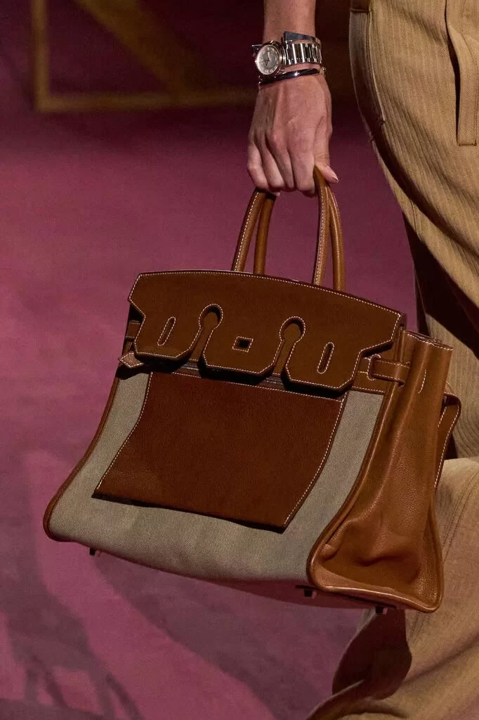 Aksesori dari koleksi baru Hermès musim semi/musim panas 2025 (Foto: reproduksi/Fashion Network) Lorena Bueri