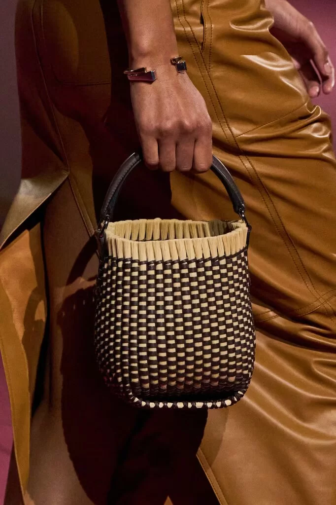 Aksesori dari koleksi baru Hermès musim semi/musim panas 2025 (Foto: reproduksi/Fashion Network) Lorena Bueri