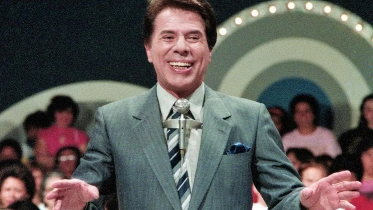 Silvio Santos apresentando seu programa no sbt