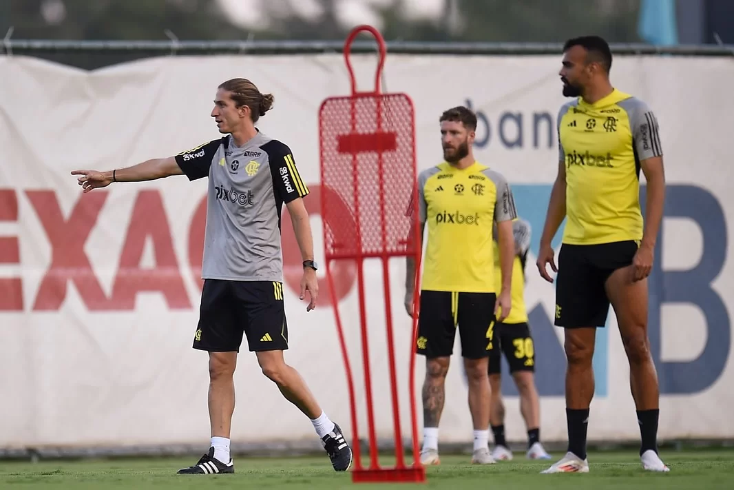 Filipe Luís comandou o primeiro treinamento na tarde desta segunda-feira (30)