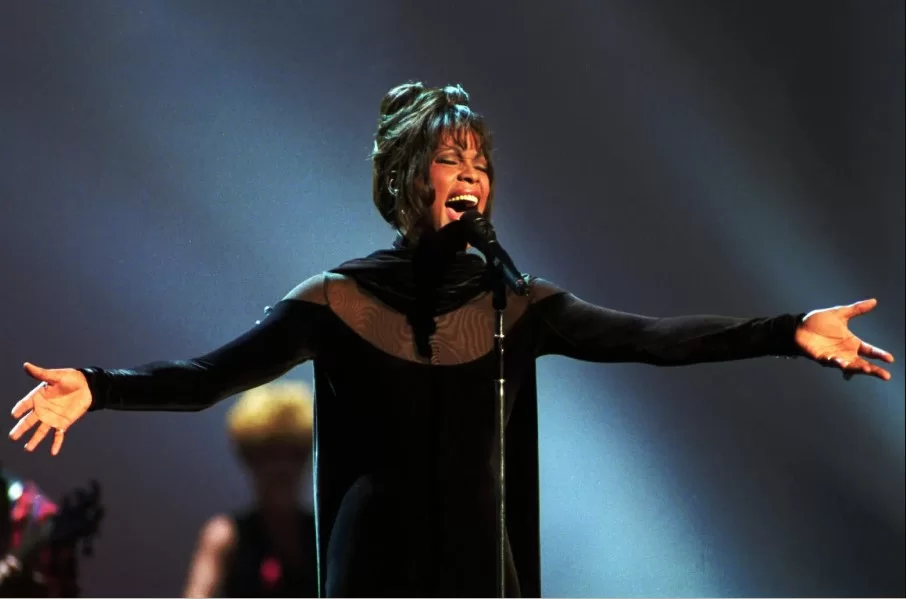 Whitney Houston em apresentação AMAs de 1994 (Foto: reprodução/Mark J. Terrill/AP Photo) Lorena Bueri