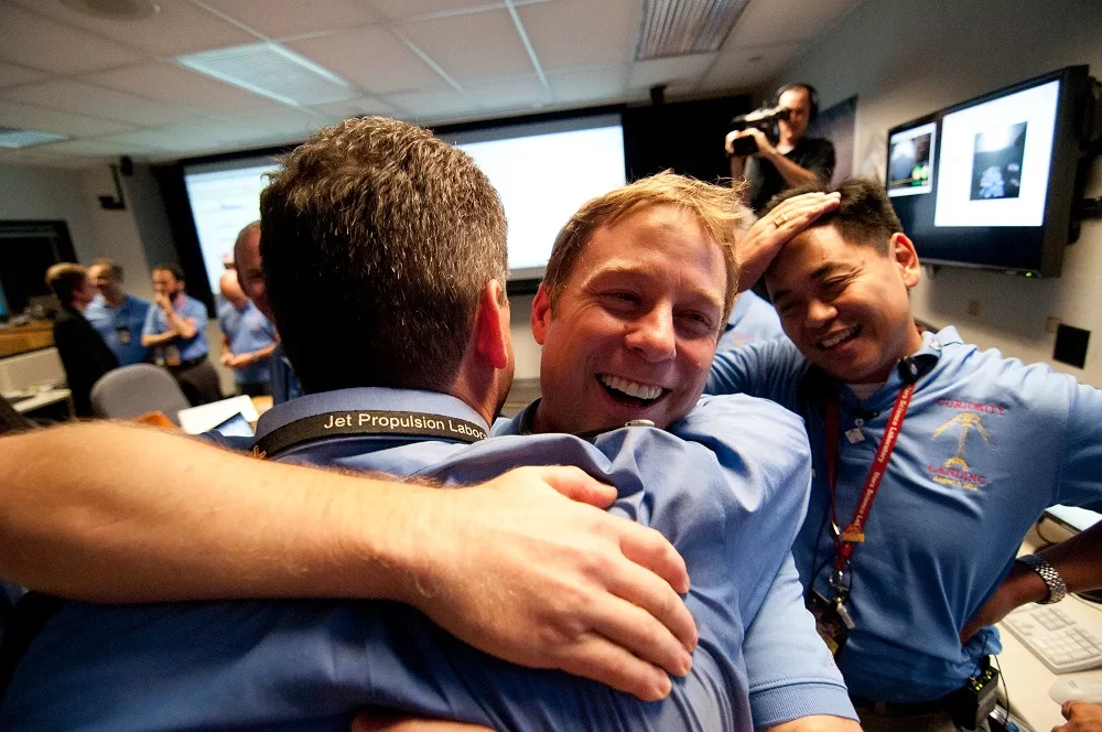 Equipe NASA comemorando o pouso bem-sucedido do rover Curiosity em 2012 (Foto:Reprodução/NASA)