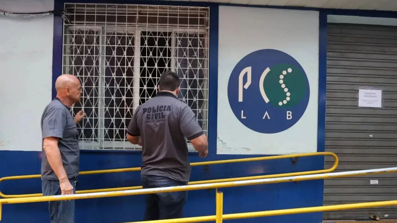 Polícia Civil avaliando o laboratório, antes de entrar no local