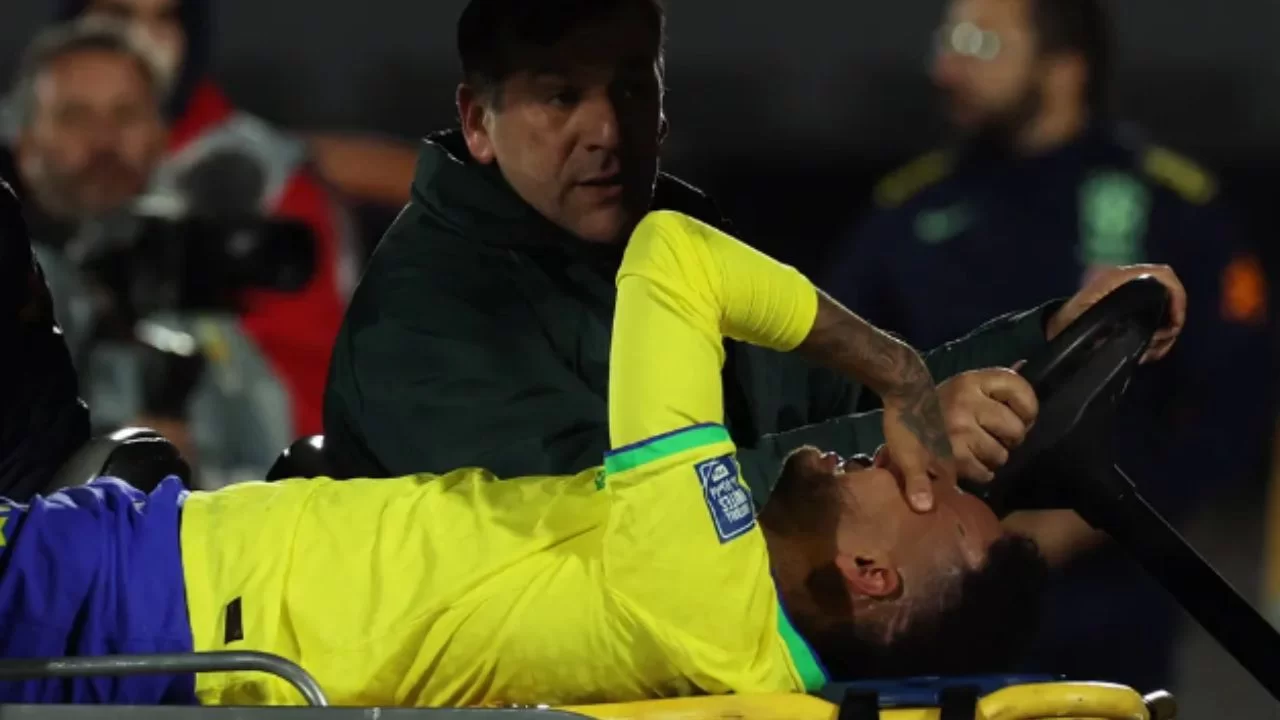 Neymar após sofrer lesão