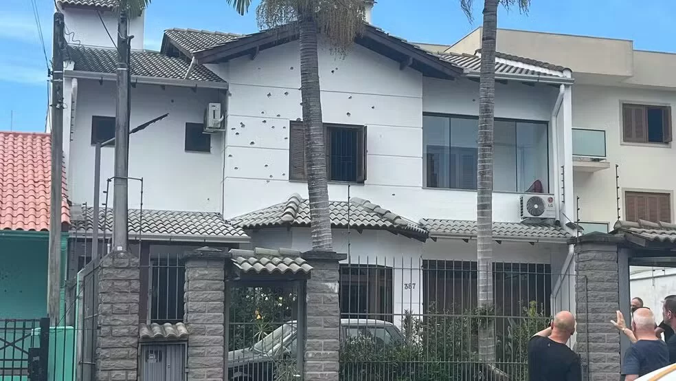 Estado de casa vizinha pós confronto (Foto: reprodução/RBS TV/g1) Lorena Bueri