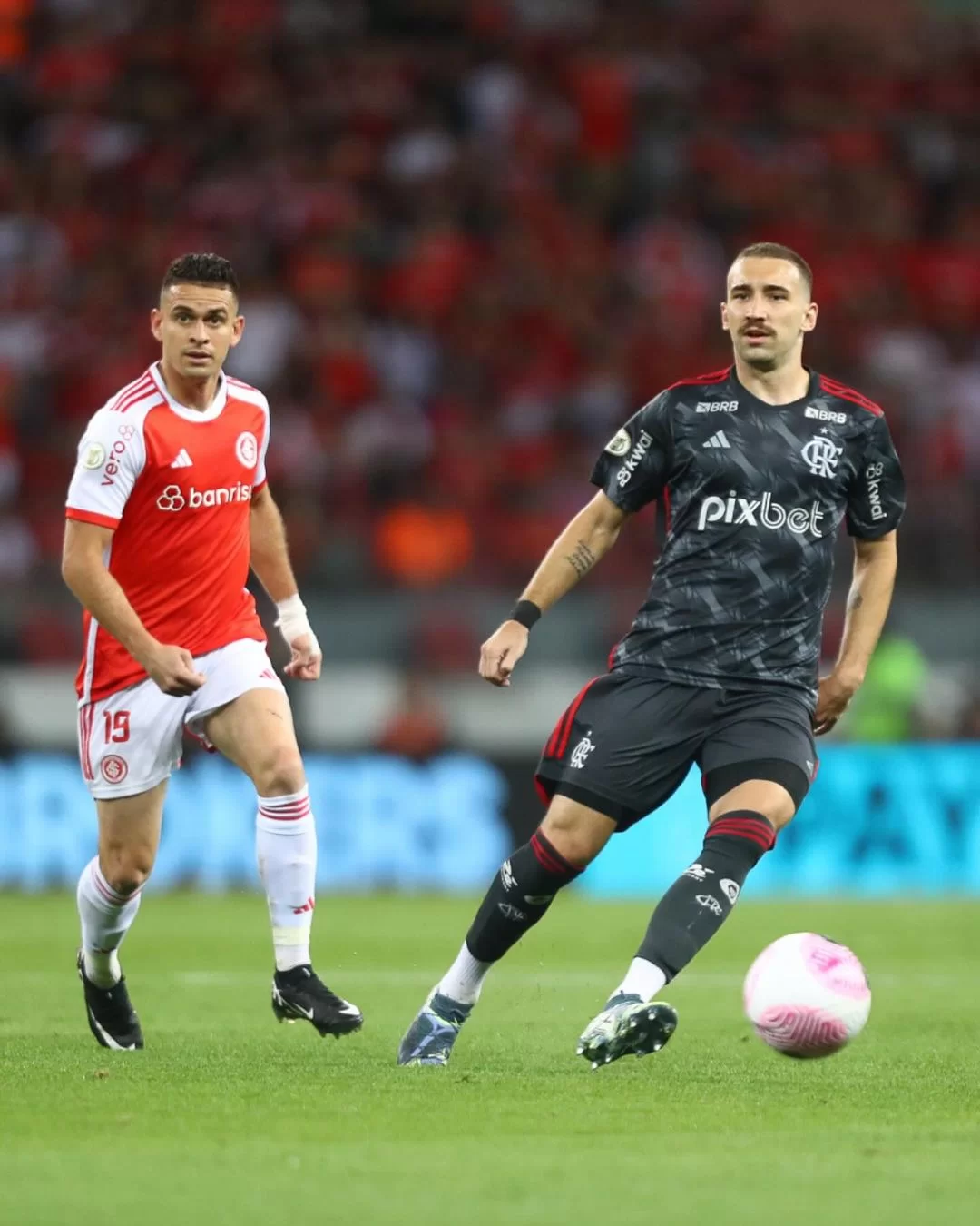 Léo Ortiz durante o jogo (Foto: reprodução/Instagram/@flamengo) Lorena Bueri