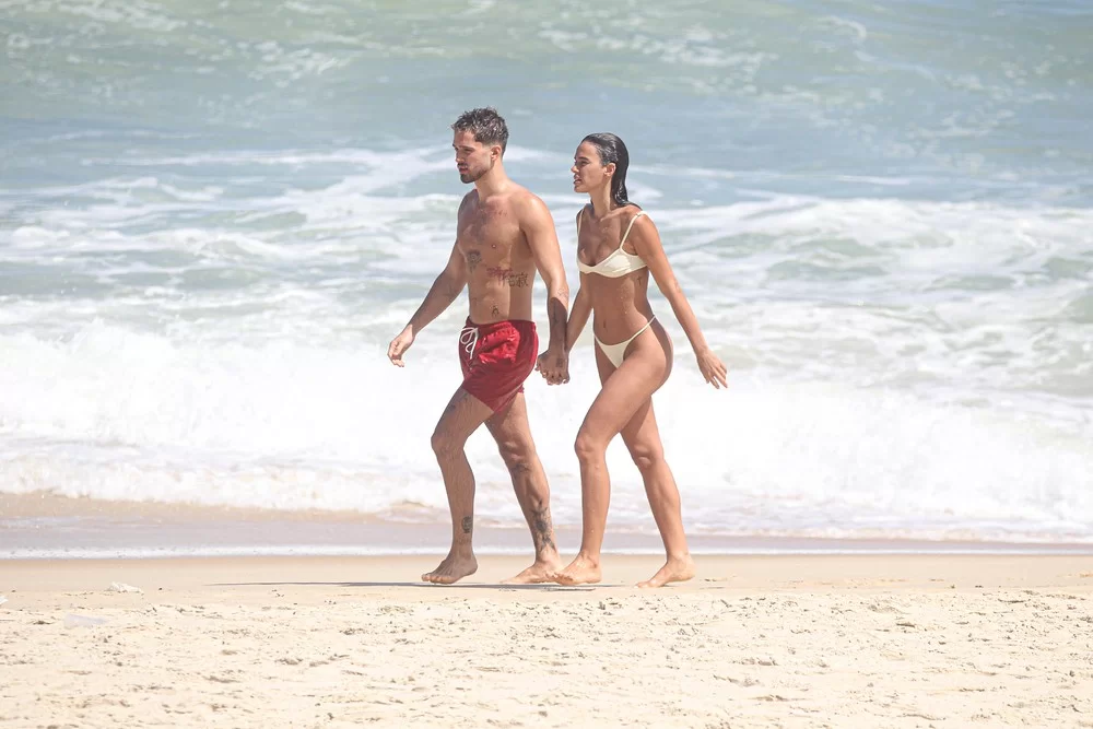 Bruna e João curtindo um dia juntos na praia (foto: reprodução/Delson Silva/Agnews) Lorena Bueri