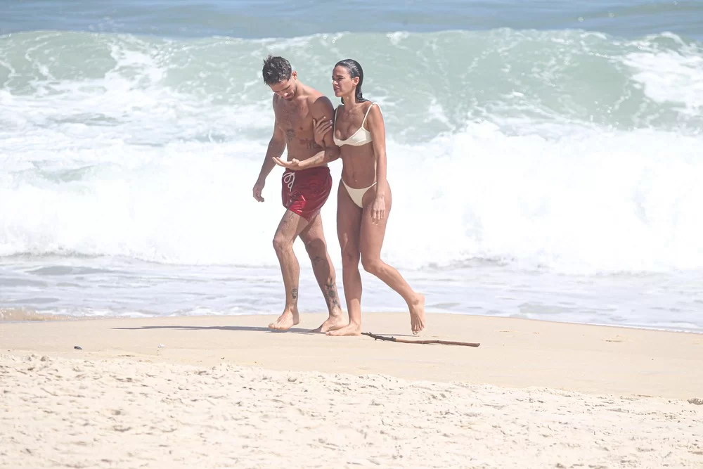 Bruna e João curtindo um dia juntos na praia (foto: reprodução/Delson Silva/Agnews) Lorena Bueri