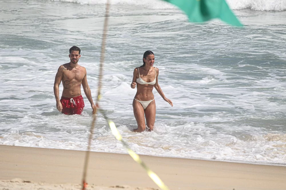 Bruna e João curtindo um dia juntos na praia (foto: reprodução/Delson Silva/Agnews) Lorena Bueri