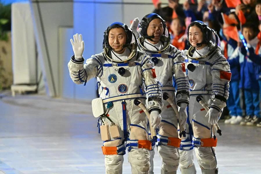 Astronautas em cerimonial antes do embarque da missão Shenzhou-19 (Foto:Reprodução/Xinhua/Li Xin)