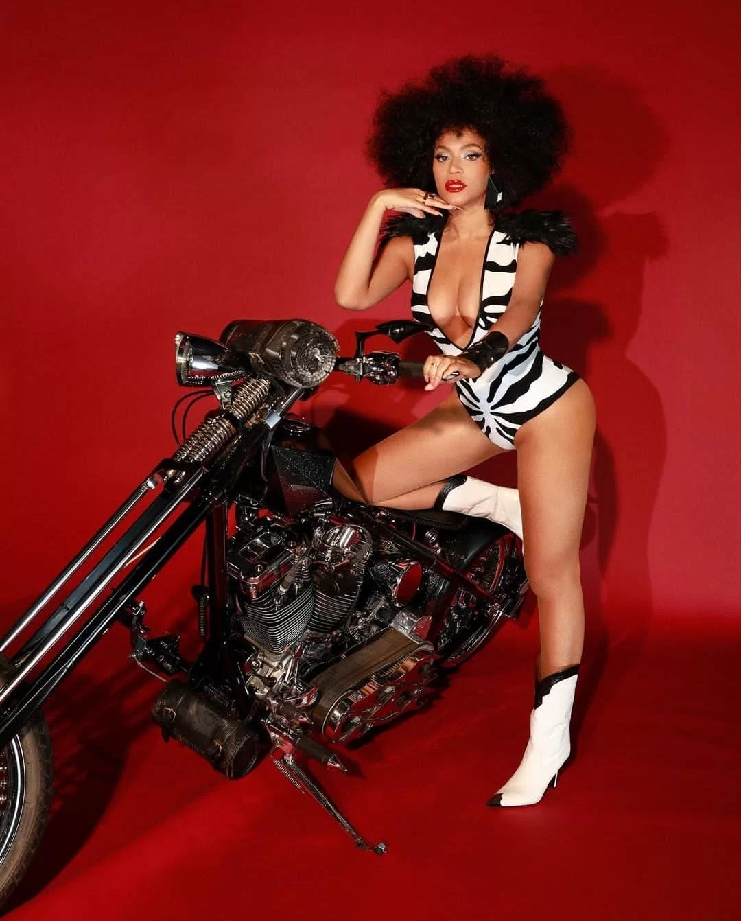 Beyoncé caracterizada como Betty Davis para o Halloween, enquanto deixa fãs intrigados ao escrever: “Betty Davis nos meus ossos.” (Foto: reprodução/Instagram/@beyonce) Lorena Bueri