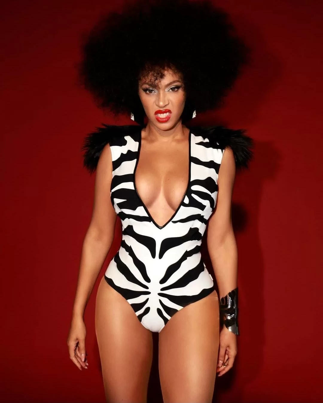 Beyoncé caracterizada como Betty Davis para o Halloween, enquanto deixa fãs intrigados ao escrever: “Betty Davis nos meus ossos.” (Foto: reprodução/Instagram/@beyonce) Lorena Bueri