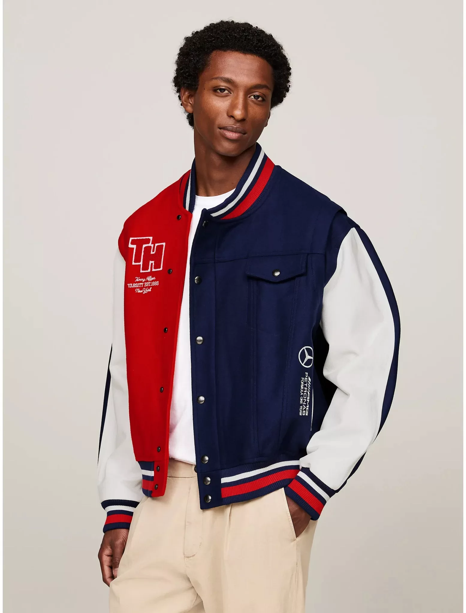 Peças da coleção cápsula Tommy X Mercedes F1 X CR: a jaqueta Varsity, a Moto Jersey, a camiseta de manga longa e a Rugby Polo trazem o estilo esportivo das pistas de Fórmula 1 com a assinatura clássica e moderna de Tommy Hilfiger (Foto: reprodução/Tommy Hilfiger) Lorena Bueri