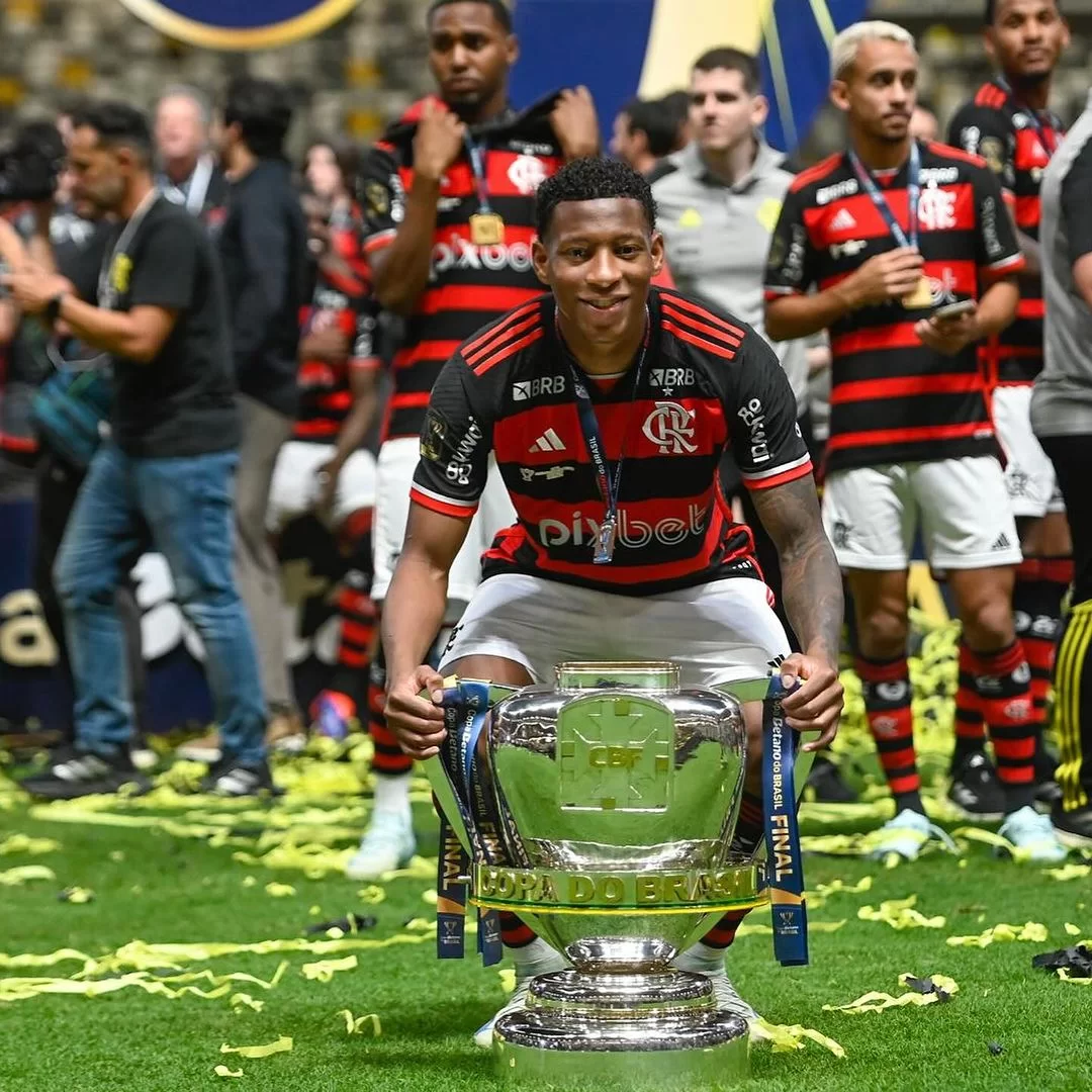 Prata com taça do título (Foto: reprodução/CRF/Marcelo Cortes)