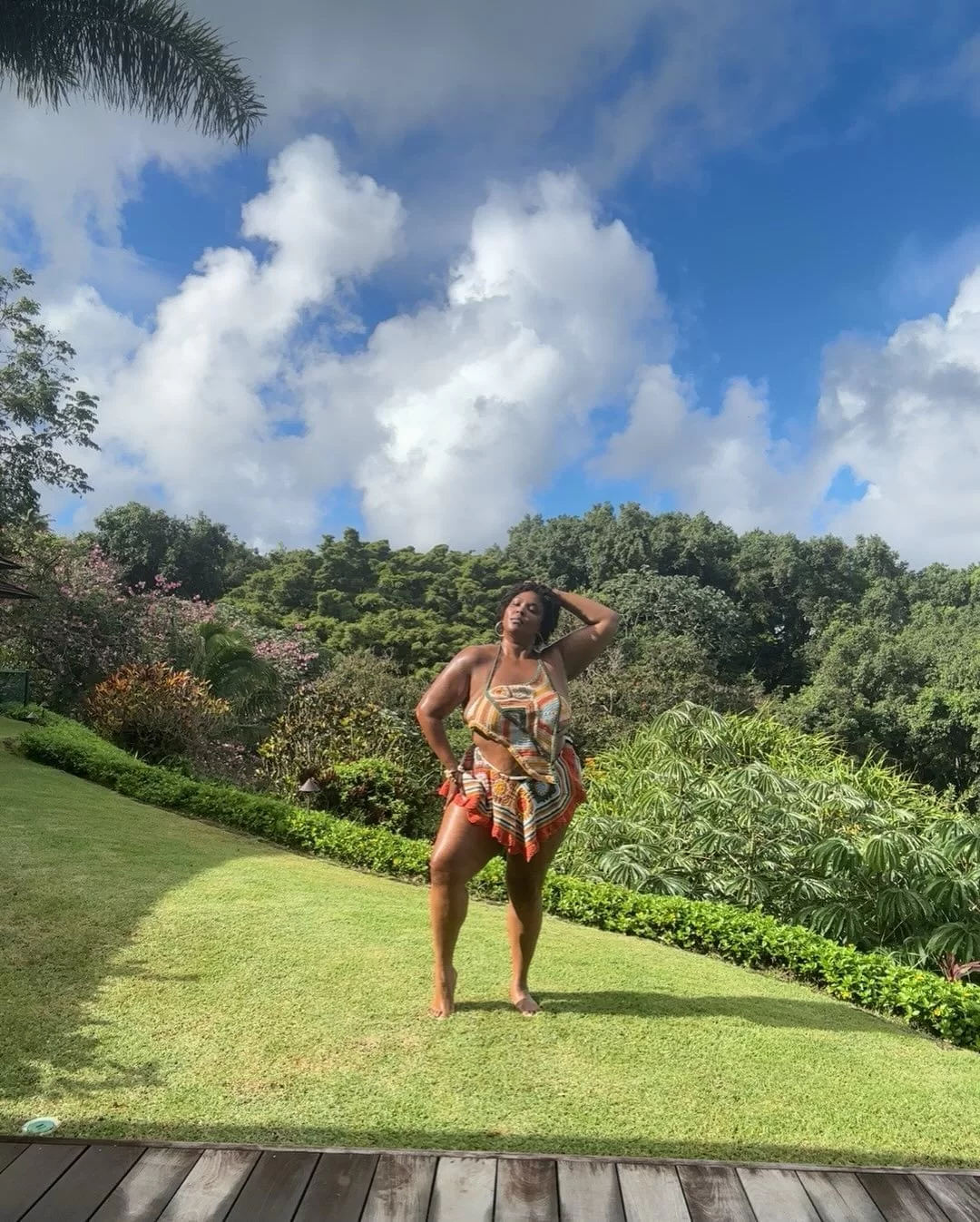 Lizzo usando peças da marca brasileira (Foto: reprodução/Instagram/@lizzo) Lorena Bueri