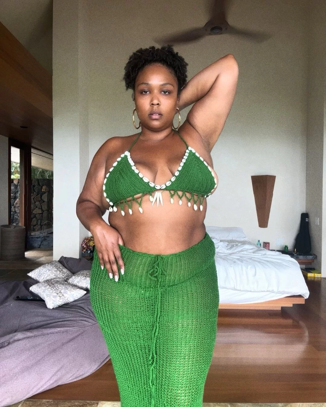 Lizzo usando peças da marca brasileira (Foto: reprodução/Instagram/@lizzo) Lorena Bueri