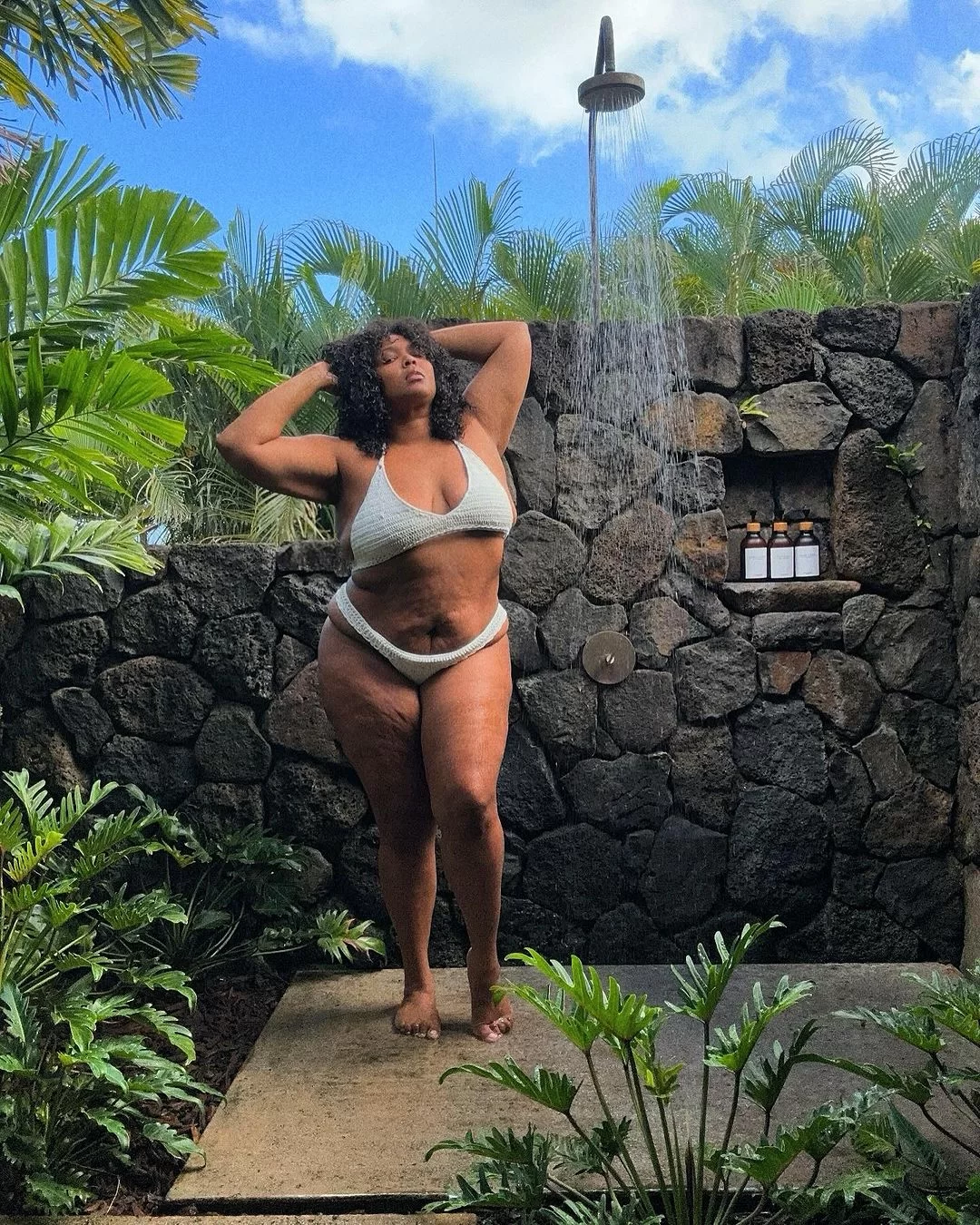 Lizzo usando peças da marca brasileira (Foto: reprodução/Instagram/@lizzo) Lorena Bueri