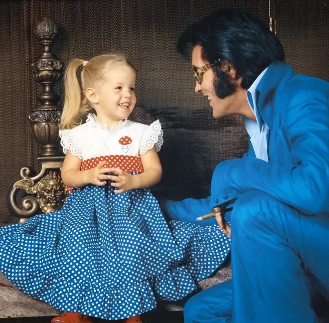 Lisa Marie e o pai Elvis Presley, em Los Angeles (Foto:Reprodução/Frank Carroll/Random House) Lorena Bueri