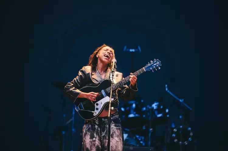 A britânica Lianne La Havas encanta com soul e folk em performance cativante (Foto: reprodução/Flashbang/Instagram/@30ebr) Lorena Bueri