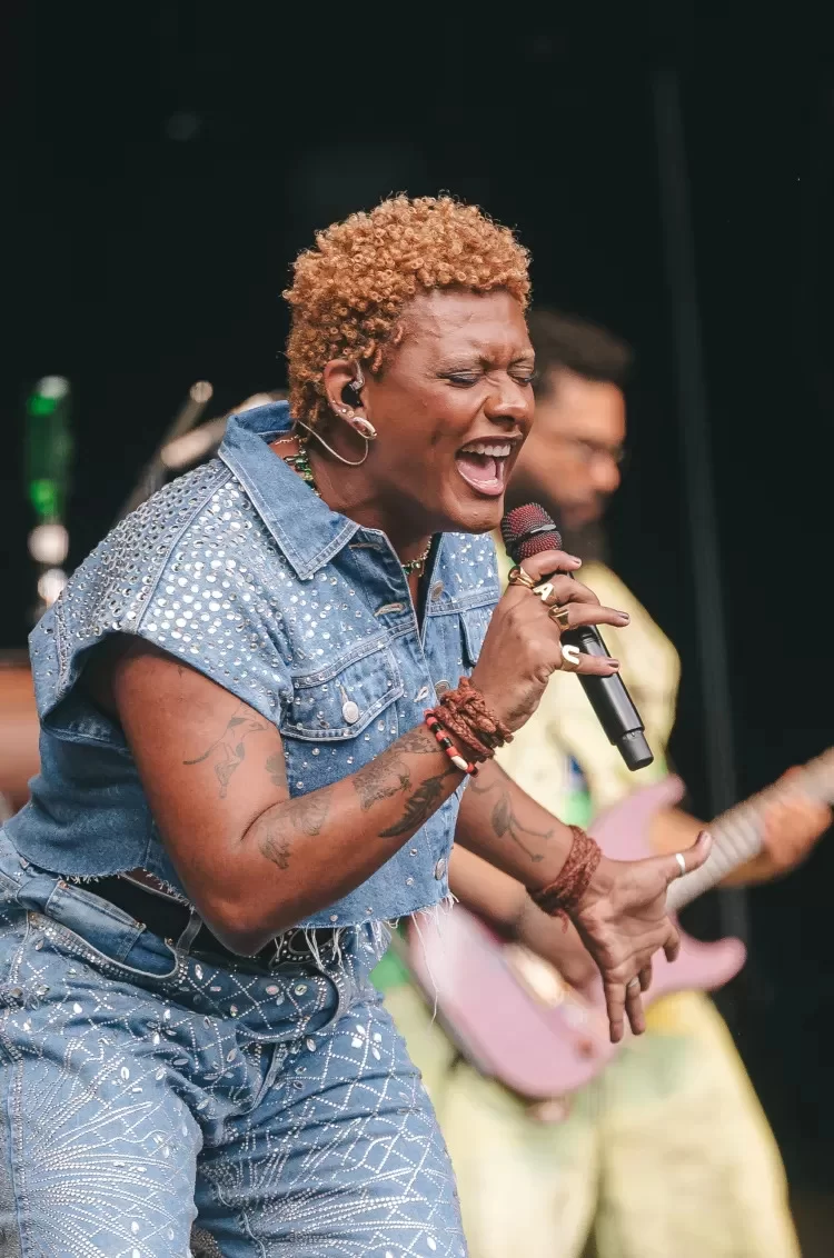 Liniker aquece o público com voz potente e presença marcante (Foto: reprodução/Flashbang/Instagram/@30ebr) Lorena Bueri