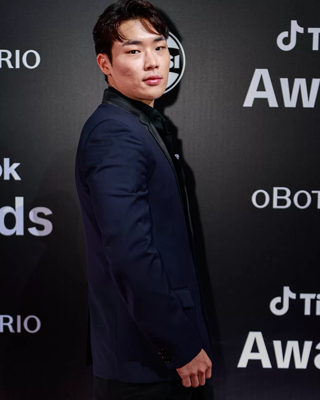 Arthur Paek no red carpet do Tiktok Awards 2024 (Foto: reprodução/Instagram/@portalpopline) Lorena Bueri