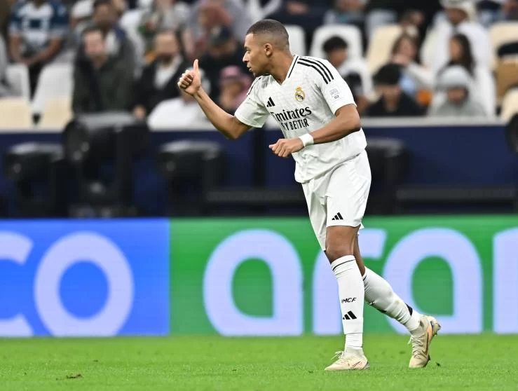 Mbappé celebra gol que deu a vantagem inicial para o Real Madrid (Foto: Reprodução/EFE/Noushad Tekkhayil)