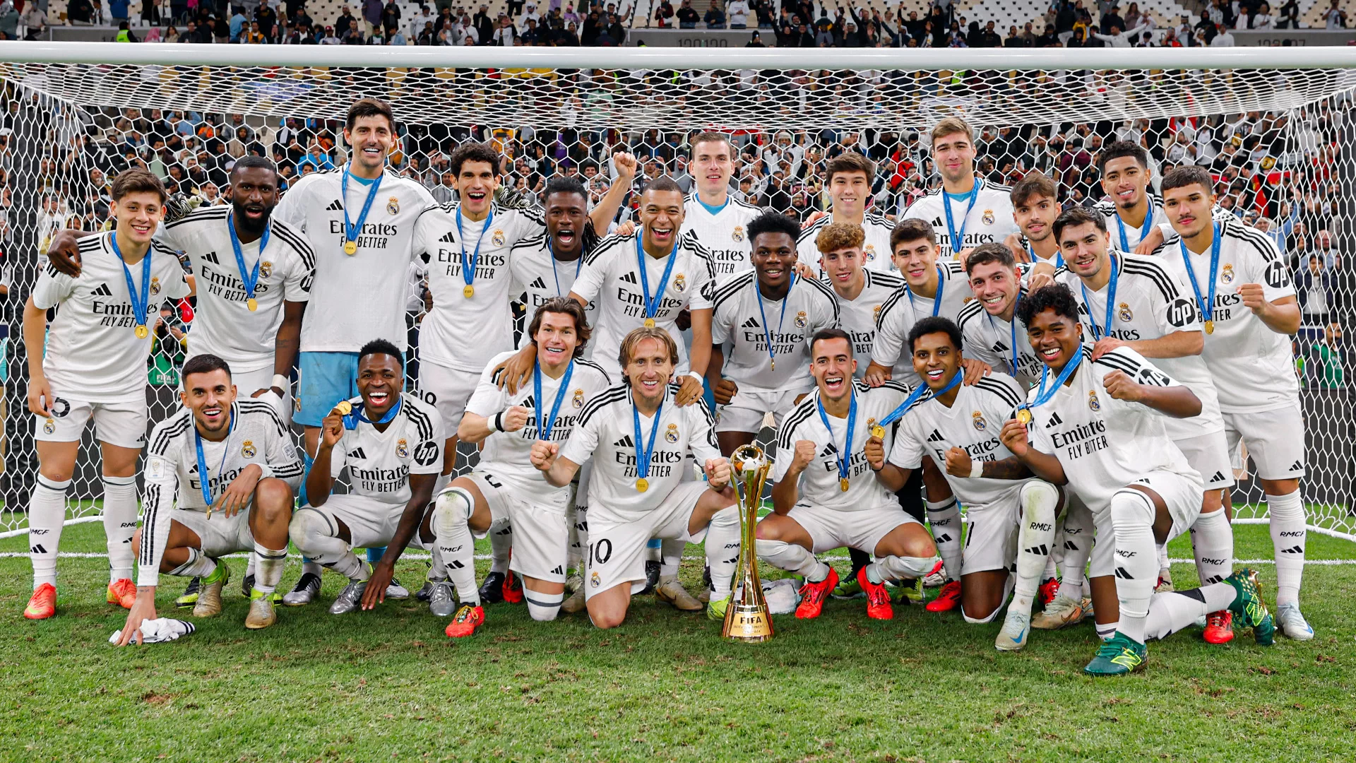 Real Madrid celebrando a conquista desta quarta-feira (Foto: Reprodução/X/@realmadrid)