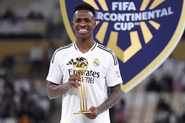 Vini Jr. com seu troféu de melhor jogador do torneio (Foto: Reprodução/FIFA/Christopher Pike)