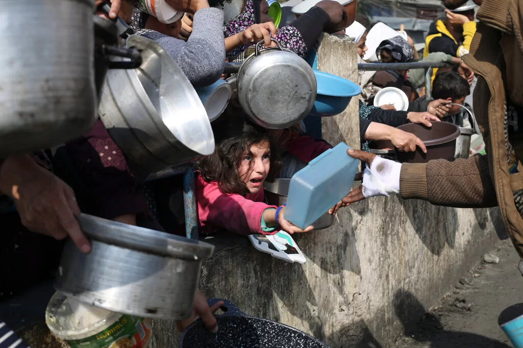 Crianças palestinas com fome pedem ajuda humanitária, 9 de janeiro (Foto: Reprodução Hatem Ali/Associated Press/ nytimes.com) Lorena Bueri