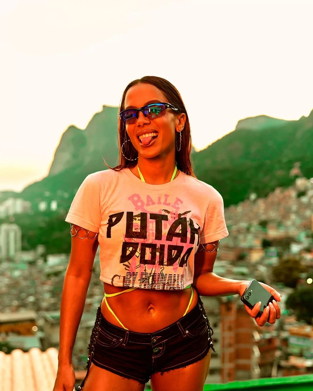 Anitta divulgando clipe no Rio (Foto: reprodução/Instagram/@Anitta) Lorena Bueri