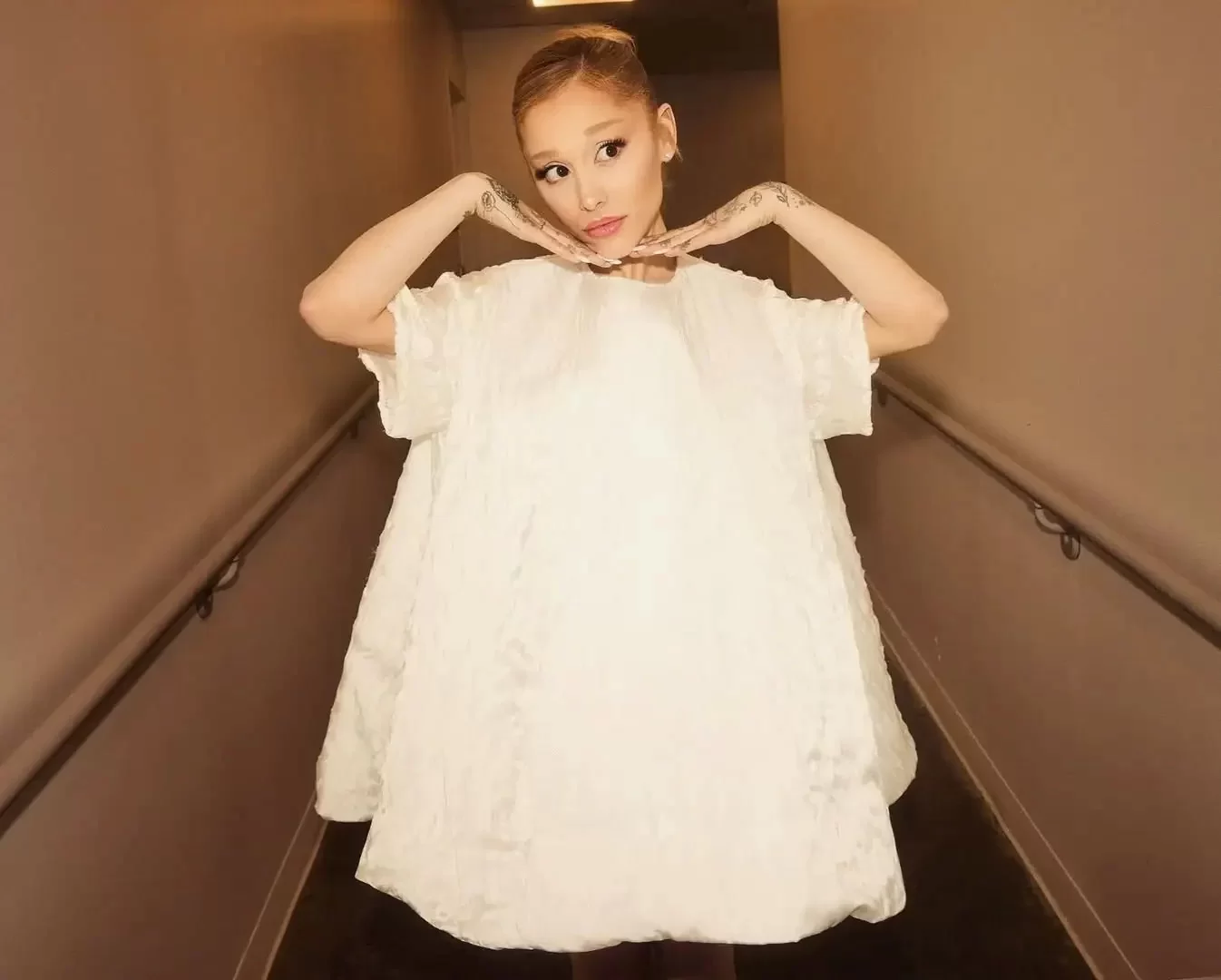 ariana-grande-lanca-versao-especial-de-santa-tell-me-e-entra-no-top-10-da-billboard-hot-100