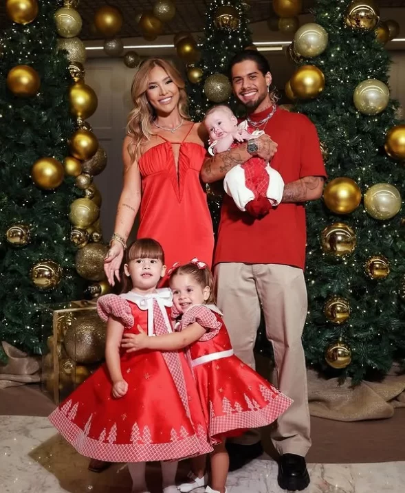 Virgínia, Zé Felipe e filhos prontos para a véspera de Natal (Foto: Reprodução/Instagram/@virginia/@zefelipe) Lorena Bueri