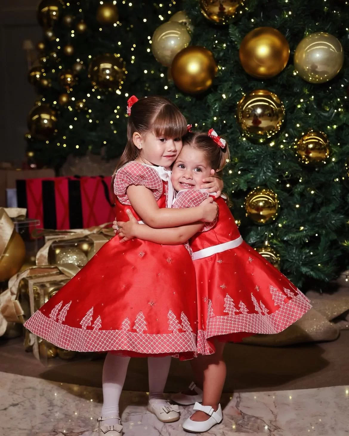 Virgínia, Zé Felipe e filhos prontos para a véspera de Natal (Foto: Reprodução/Instagram/@virginia/@zefelipe) Lorena Bueri