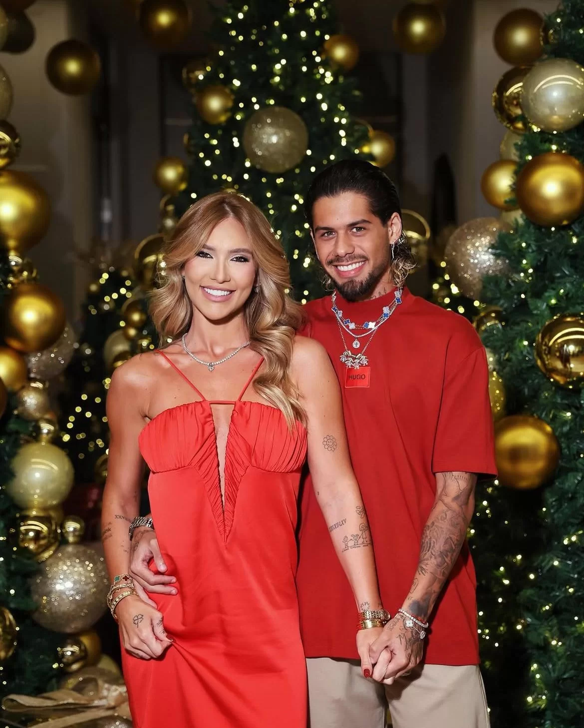 Virgínia, Zé Felipe e filhos prontos para a véspera de Natal (Foto: Reprodução/Instagram/@virginia/@zefelipe) Lorena Bueri