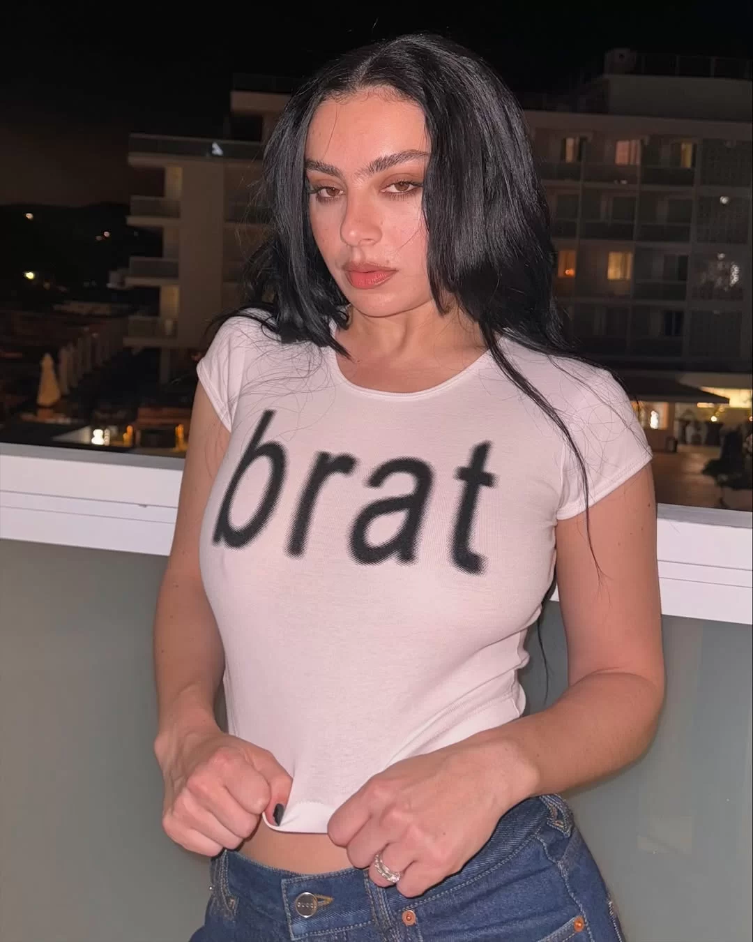 Charli XCX com blusa “BRAT” (Reprodução/Instagram/@charli_xcx)